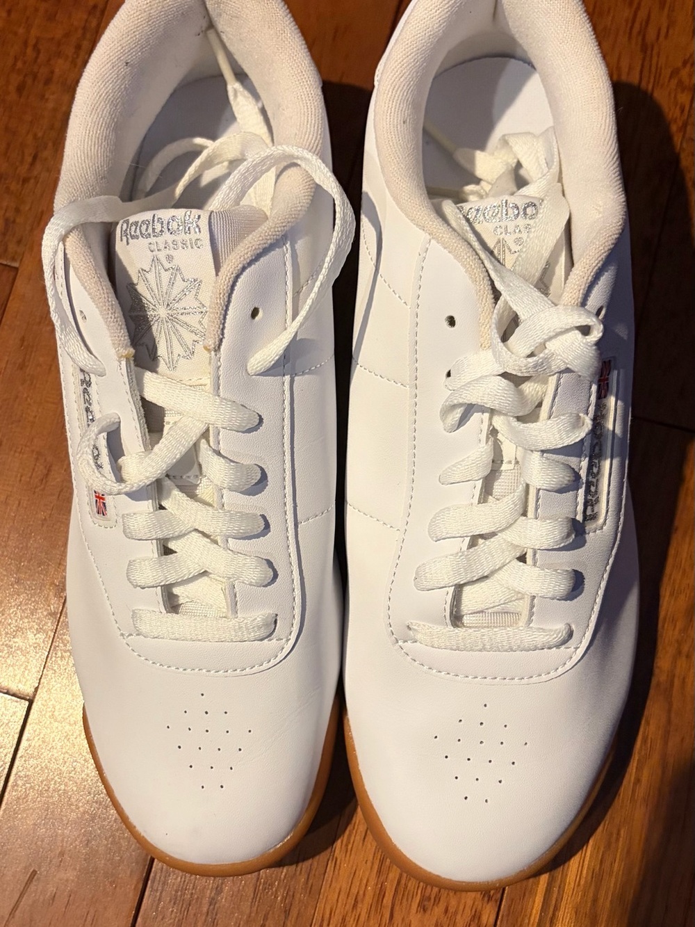 Reebok Classic women’s  White Leather Sneakers with Gum Outsole